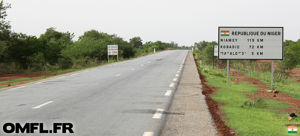 Panneau nous annoncons que nous sommes bientôt à la frontière du Niger