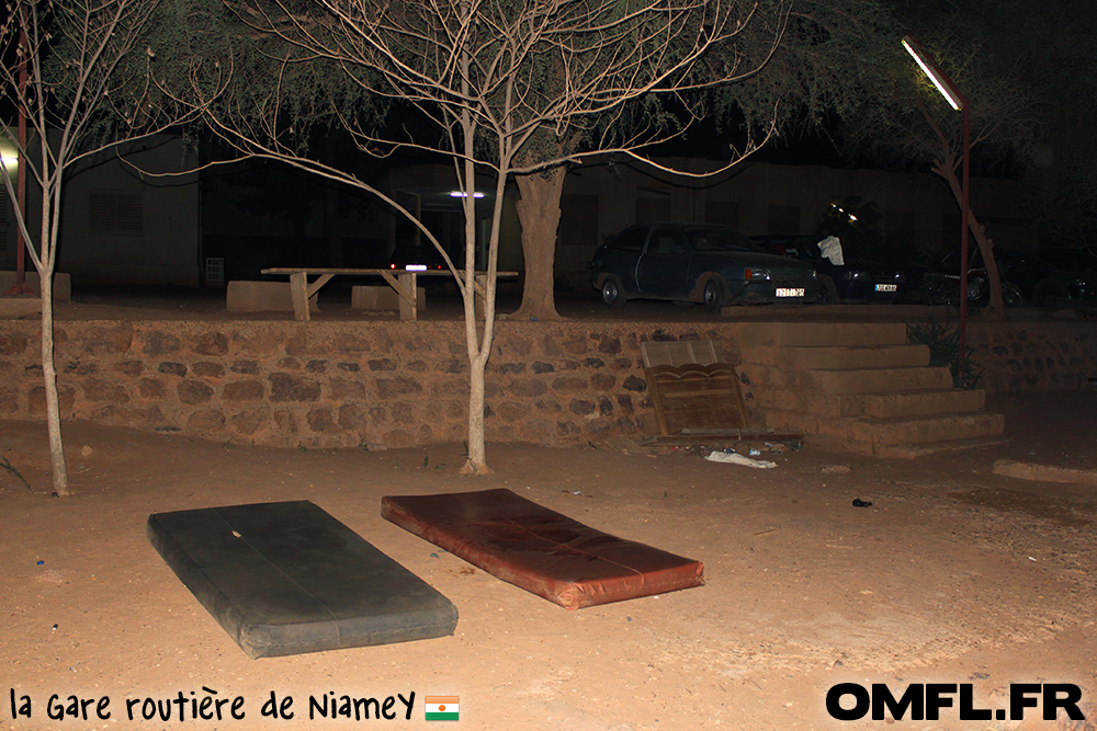 Nos matelas à la gare routière de Niamey