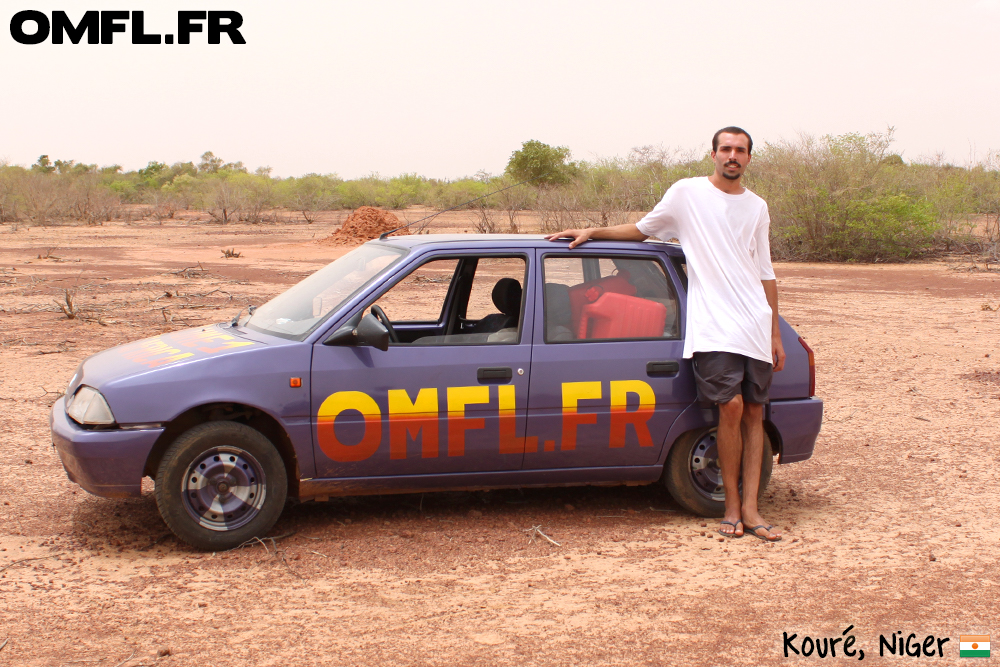 Marco à coté de la voiture à Kouré