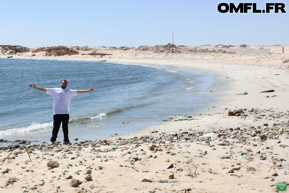 Marco à coté d'une mini baie à Nouadhibou