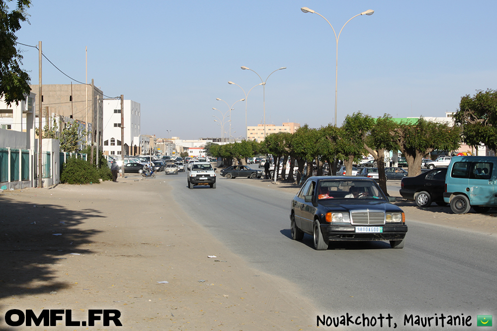 Vue de la ville de Nouakchott avec une Mercedes 190D