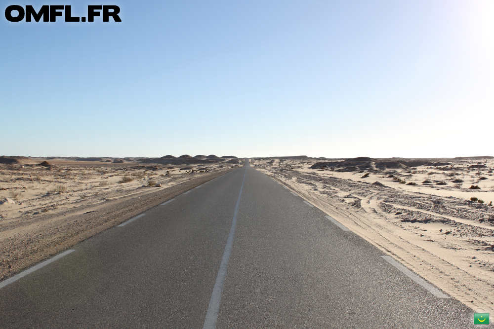 La route en Mauritanie en plein milieu du desert